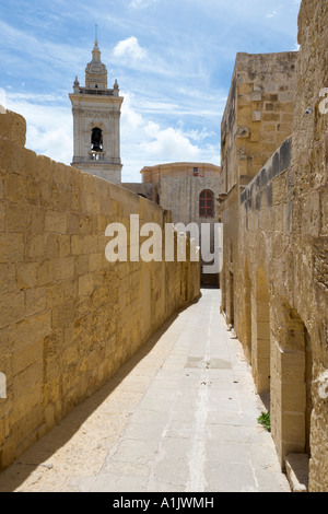 Cattedrale e vicolo nella Cittadella, Victoria (o Rabat), Gozo, Malta Foto Stock