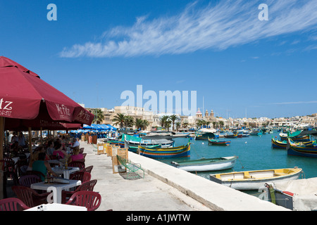 Caffè sul mare dal porto di Marsaxlokk, Malta Foto Stock