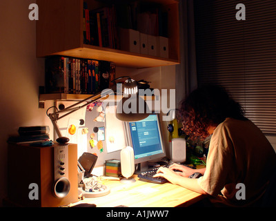 Un adolescente la riproduzione di giochi per computer nella sua stanza, Israele Foto Stock
