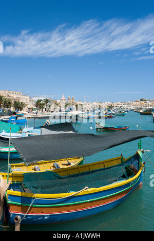 Tipiche barche da pesca nel porto di Marsaxlokk, Malta Foto Stock