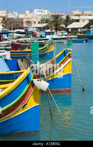 Tipiche barche da pesca o luzzus nel porto di Marsaxlokk, Malta Foto Stock