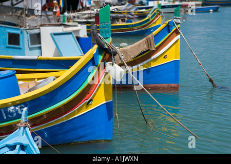 Tipiche barche da pesca o luzzus nel porto di Marsaxlokk, Malta Foto Stock