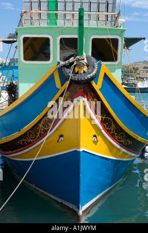 Locale tipica barca da pesca nel porto di Marsaxlokk, Malta Foto Stock