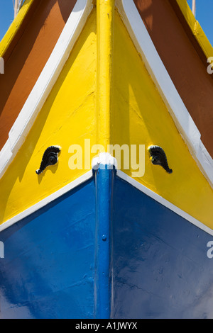 Locale tradizionale barca da pesca o luzzu, Malta Foto Stock