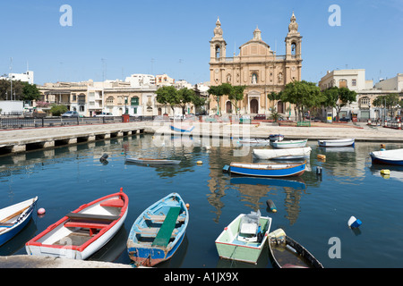 Chiesa di San Giuseppe da tutta Msida Creek , Malta Foto Stock