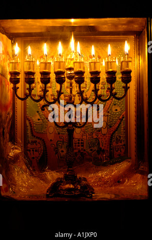 9 olio di oliva candele accese su una decorazione a candelabro Menorah all'ottavo giorno della festa ebraica di Hanukkah, la festa delle luci Foto Stock