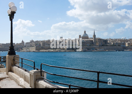 Vista su Sliema Creek e Porto di Marsamxett verso La Valletta da Tigne, Sliema, Malta Foto Stock