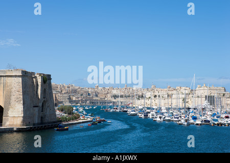 Dockyard Creek guardando verso La Valletta e il Grand Harbour, Birgu o Vittoriosa (l'antica capitale), Malta Foto Stock