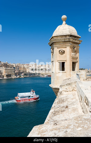 Captain Morgan crociera nel porto in barca e vista di La Valletta e il Grand Harbour di Senglea, Valletta, Malta Foto Stock