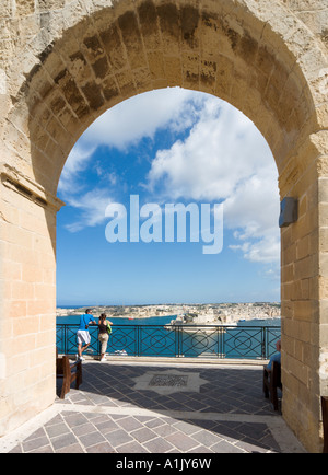 Vista sul Grand Harbour e Fort St Angelo da Upper Barracca Gardens, Valletta, Malta Foto Stock