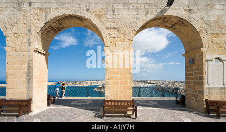 Vista sul Grand Harbour, Vittoriosa e Fort St Angelo da Upper Barracca Gardens, Valletta, Malta Foto Stock