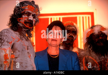 Ballerino di danza aborigena da Elcho Isola del nord Australia con valutazione a un'arte aborigena reception Chicago STATI UNITI D'AMERICA Foto Stock