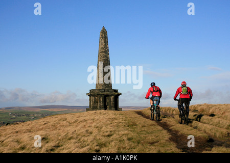 I ciclisti sul sentiero a Stoodley Pike, Calderdale Foto Stock