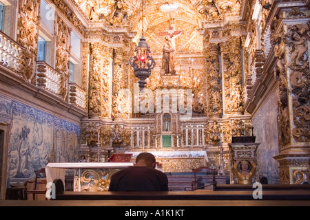 São Francisco Chiesa interno e l uomo che prega Salvador da Bahia Brasile Foto Stock