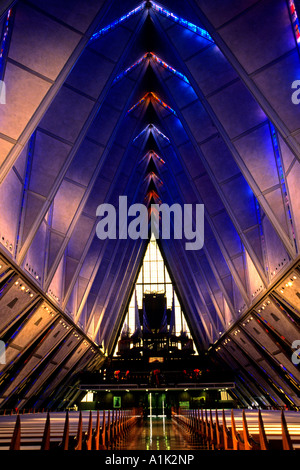 La splendida macchia il vetro interno del Cadet Cappella presso la United States Air Force Academy in Colorado Springs Foto Stock