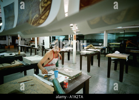 L'Avana. Cuba. Artista al lavoro al Taller Experimental de Grafica workshop di incisione Havana Vieja (Havana vecchia). Foto Stock