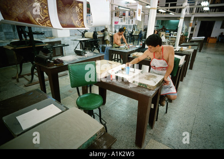 L'Avana. Cuba. Artista al lavoro al Taller Experimental de Grafica workshop di incisione Havana Vieja (Havana vecchia). Foto Stock