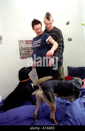 Giovane coppia in gravidanza vivere in uno squat . Foto Stock