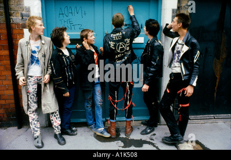 Un gruppo di giovani ragazzi punk a Londra. Foto Stock