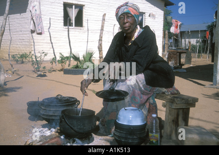 San donna piccola cittadina di Drimiopsis nel centro est della Namibia Boscimani hanno un aspetto orientale a forma di cuore le facce della Namibia Foto Stock