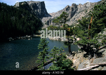 Lago alpino è annidato sotto il Continental Divide nel Parco Nazionale delle Montagne Rocciose in Colorado USA Foto Stock