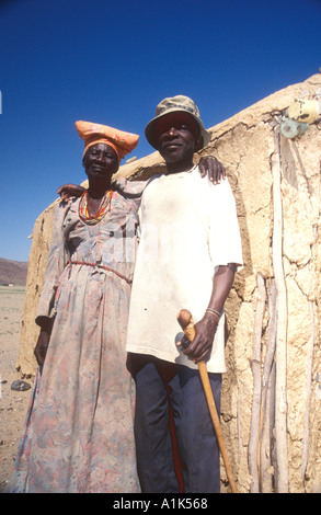 Coppia di anziani in Purros villaggio nella regione Kaokoveld nord ovest della Namibia in Africa la Herero s abito costituito da diversi strati Foto Stock