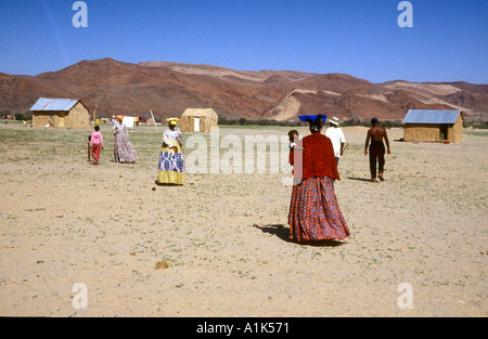 Purros villaggio nella regione Kaokoveld nord ovest della Namibia in Africa la Herero s abito costituito da diversi strati e una volta sposati un Foto Stock