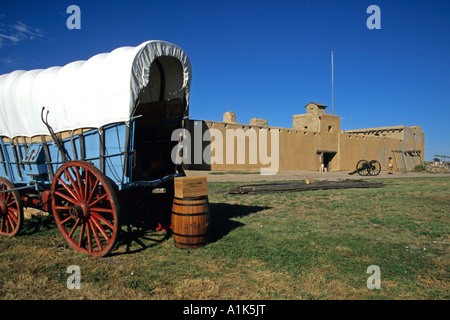 Un carro coperto supporti piegati al di fuori del Vecchio Fort National Historic Site, Colorado, sul Santa Fe Trail Foto Stock