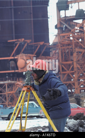 Geometra trogolo di avvistamento di un transito sul sito di costruzione in inverno Foto Stock