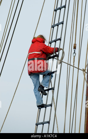 Lavoratori di sesso maschile e di sesso femminile fare maintence e riparazioni sul tall ship Highlander ancorato nel St Clair River Port Huron Michigan Foto Stock
