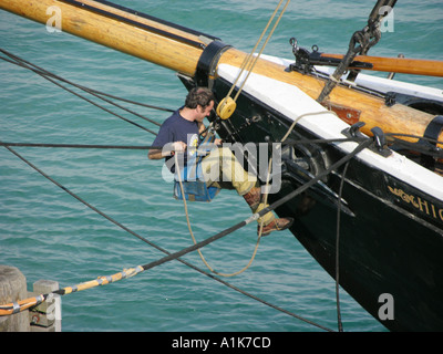 Lavoratori di sesso maschile e di sesso femminile fare maintence e riparazioni sul tall ship Highlander ancorato nel St Clair River Port Huron Michigan Foto Stock