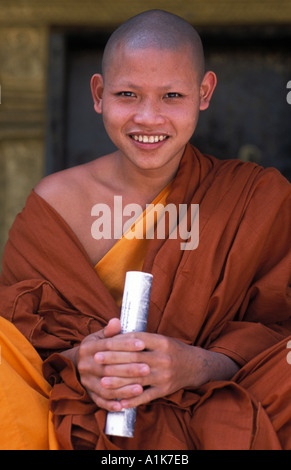 I giovani lo zafferano derubato monaco seduto sui gradini di wat Sop nr Wat Xieng Thong Luang Prabang Laos Foto Stock
