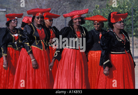 Herero donne che indossano vestiti tradizionali in processione per la Ma Herero parata del giorno Agosto Okahandja Namibia Foto Stock