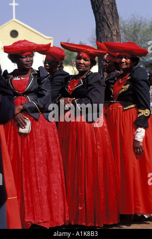 Herero donne che indossano vestiti tradizionali in processione per la Ma Herero parata del giorno Agosto Okahandja Namibia Foto Stock