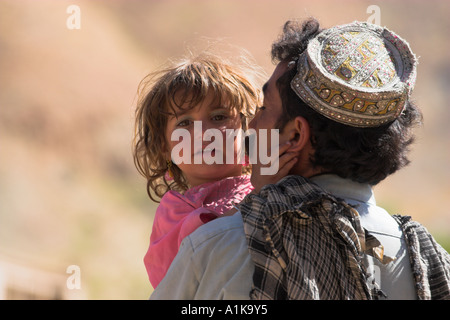 AFGHANISTAN tra Chakhcharan e marmellata Pal Kotal ho Guk Aimaq uomo e figlia Foto Stock