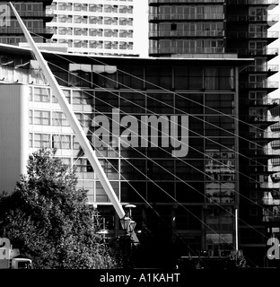 Trinità ponte che collega Manchester e Salford da Santiago Calatrava Manchester Regno Unito con il Lowry Hotel in background Foto Stock