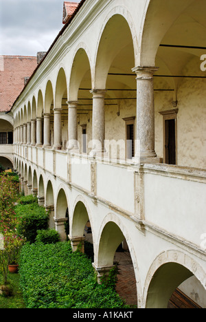 Deutschkreutz castello Burgenland Austria corte interna con arkades circostante Foto Stock