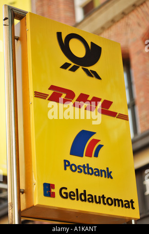 Cartello con il logo del post, DHL e banca post Foto Stock