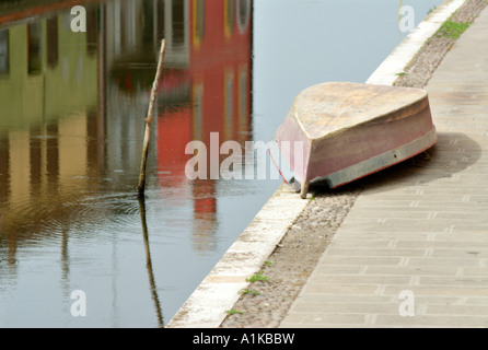 Comacchio colorate case fishermens riflessa nel canale Foto Stock