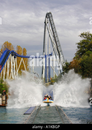 Far scorrere acqua Poseidon e roller coaster Silverstar nell'Europapark Rust, Baden-Wuerttemberg, Germania Foto Stock