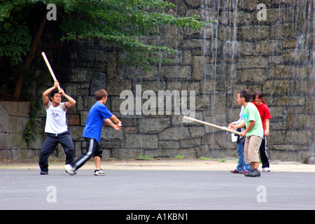 La pratica di kendo, shinjuku central park, tokyo Foto Stock