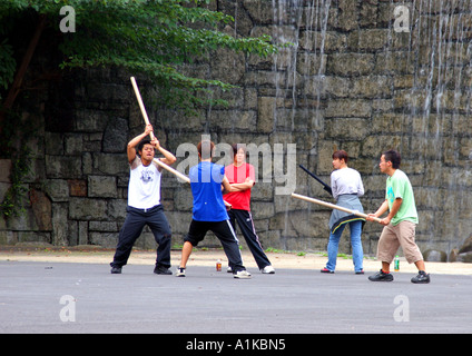 La pratica di kendo, shinjuku central park, tokyo Foto Stock