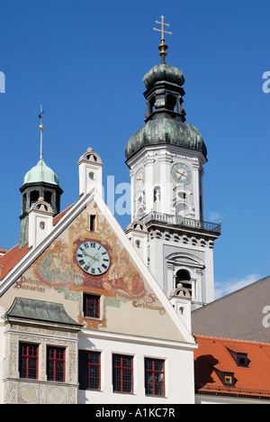 Freising Alta Baviera Germania Marienplatz gable del municipio di fronte alla torre della chiesa parrocchiale di St Georg Foto Stock