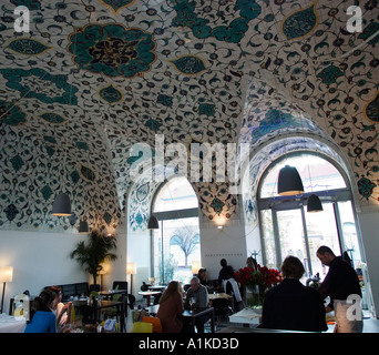 MQ quartiere dei musei di Vienna cafe ONU Foto Stock