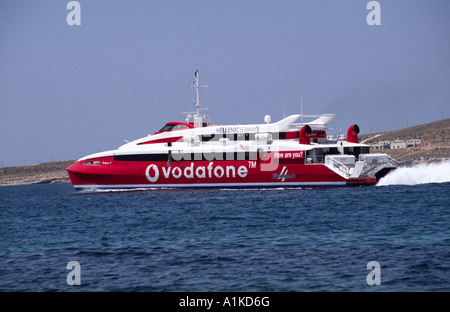 Flying Cat Hellenic Seaways catamarano veloce traghetto lasciare Paros nel Mar Egeo. Foto Stock