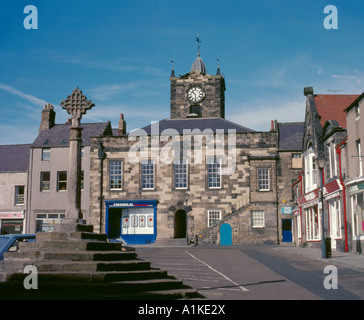 Croce di mercato e il Municipio, Alnwick, Northumberland, Inghilterra, Regno Unito. Foto Stock