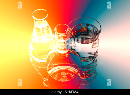 Vista astratta di tre bicchieri in laboratorio con sfondo colorato Foto Stock
