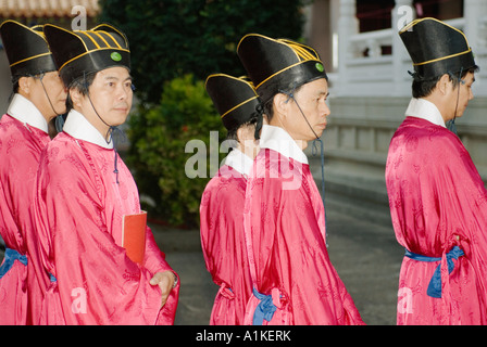 Dignitari cinesi insegnante del giorno celebrazione tempio confuciano Taichung taiwan repubblica popolare di Cina Foto Stock