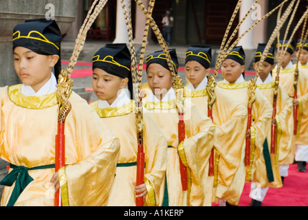 Processione del ragazzo gli studenti di insegnante del giorno celebrazione tempio confuciano Taichung taiwan repubblica popolare di Cina Foto Stock