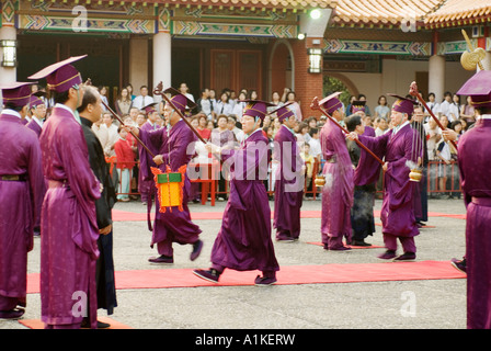 Dignitario processione al Maestro's Day celebrazione tempio confuciano Taichung taiwan repubblica popolare di Cina Foto Stock